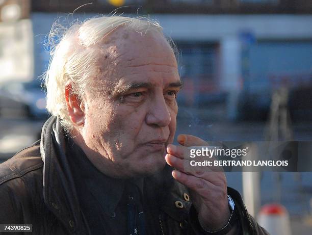 London, UNITED KINGDOM: Russian exile Vladimir Bukovsky, a holder of both Russian and British citizenship who wants to run in election to succeed...