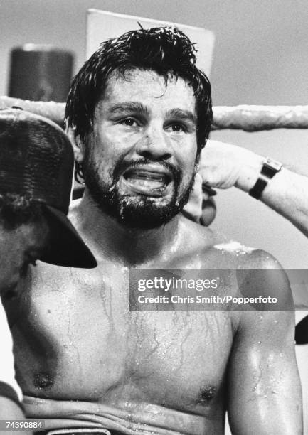 Panamanian lightweight boxer Roberto Duran, also known as 'Hands of Stone' rests between round, circa 1980.