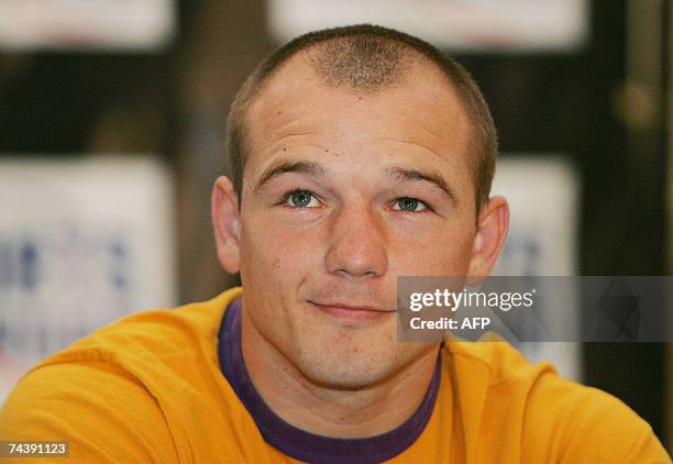 London, UNITED KINGDOM: WBA Light Welterweight Challenger British Gavin Rees poses for photos in central London, 04 June 2007, before a press...