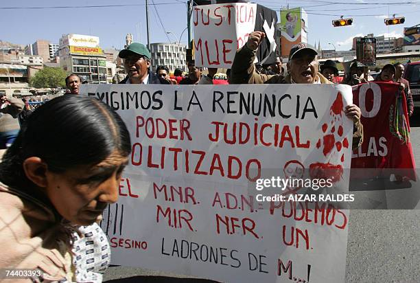 Miembros de la Federacion de Juntas Vecinales de El Alto participan de una protesta pidiendo la renuncia del poder judicial, frente al Palacio de...