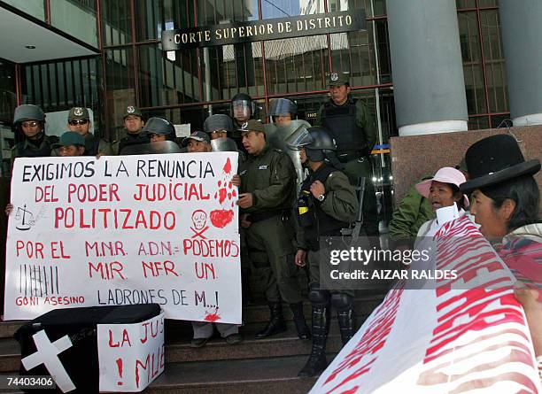 Mujeres miembros de la Federacion de Juntas Vecinales de El Alto participan de una protesta pidiendo la renuncia del poder judicial, frente al...