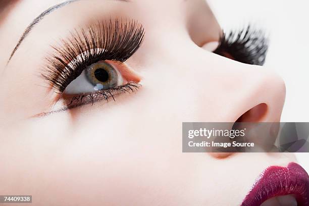 junge frau - false eyelash stock-fotos und bilder