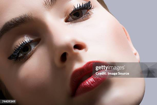 retrato de una mujer joven - eye liner fotografías e imágenes de stock