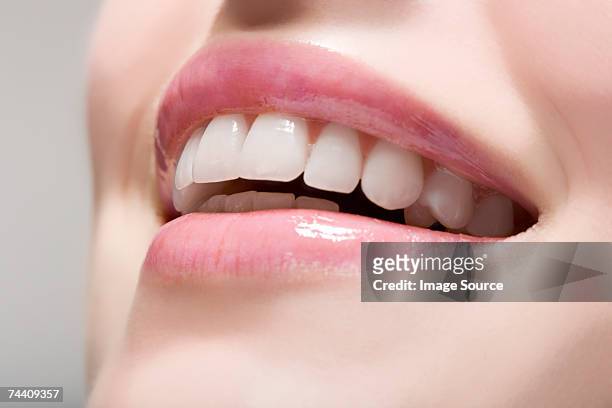 donna con le labbra lucido - persona attraente foto e immagini stock