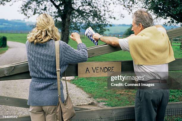 couple looking at property for sale - estate agent sign stock pictures, royalty-free photos & images