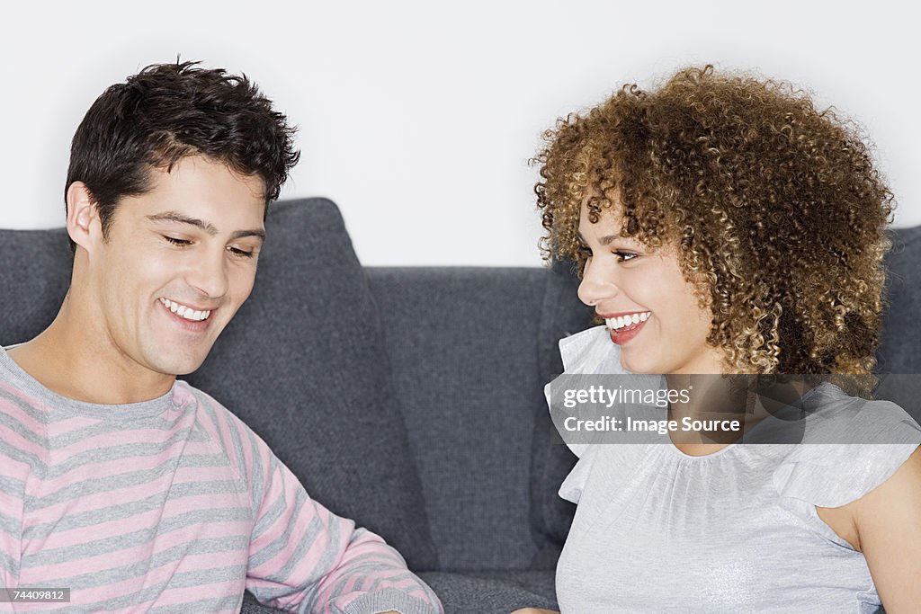 Jeune homme et femme parlant
