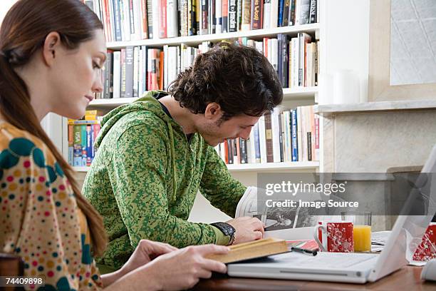 coppia di lettura - book on table foto e immagini stock