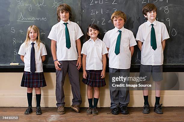 niños en el aula de la escuela - uniforme fotografías e imágenes de stock