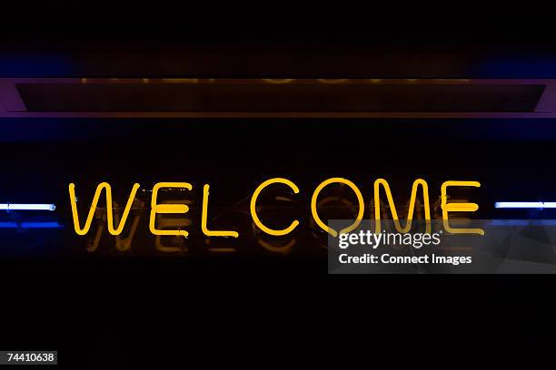 welcome sign - leuchtschrift stock-fotos und bilder