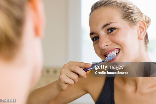 mujer de lavarse los dientes. - dientes humanos fotografías e imágenes de stock