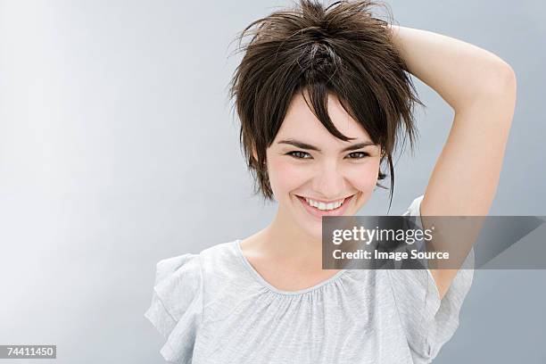 retrato de una mujer joven - short hair fotografías e imágenes de stock