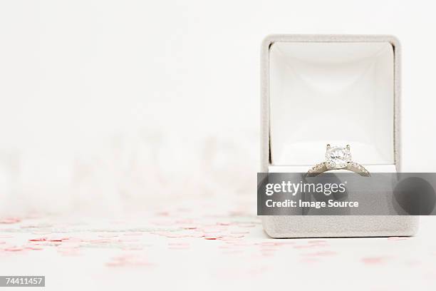 anillo de compromiso - anillo joya fotografías e imágenes de stock