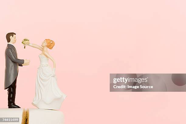 hochzeit-figuren auf kuchen - wedding cake figurine stock-fotos und bilder