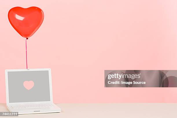 balloon and laptop - dating stockfoto's en -beelden