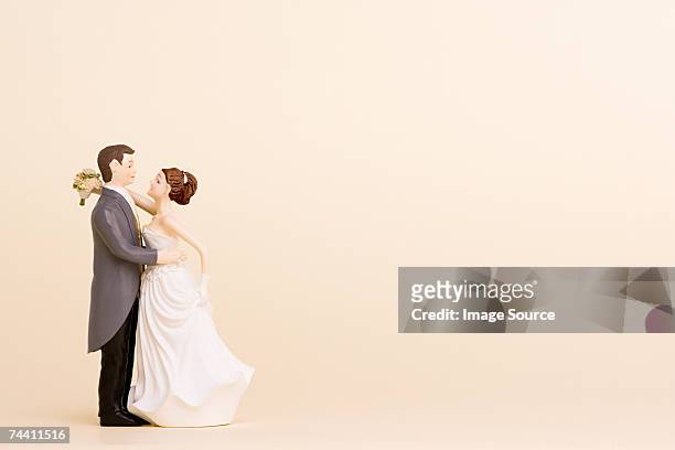 wedding figurines - bride and groom stockfoto's en -beelden