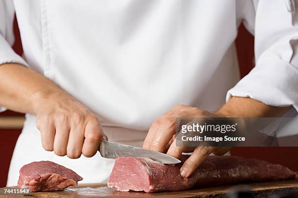 chefe de cozinha de corte de carne - carnes imagens e fotografias de stock