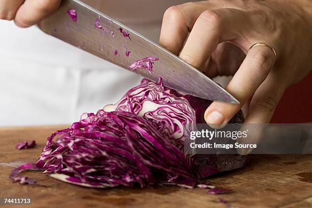 person chopping red cabbage - kitchen knife stockfoto's en -beelden