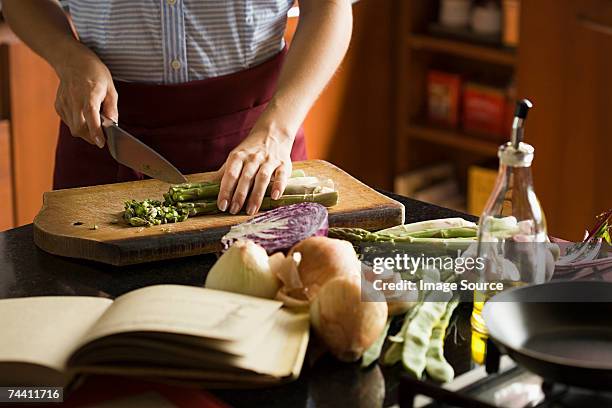 pessoa preparação de legumes - cookbook - fotografias e filmes do acervo