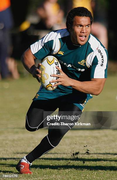 Digby Loane of the Wallabies looks to pass the ball during the Wallabies training session at Perry Lakes on June 5, 2007 in Perth, Australia.