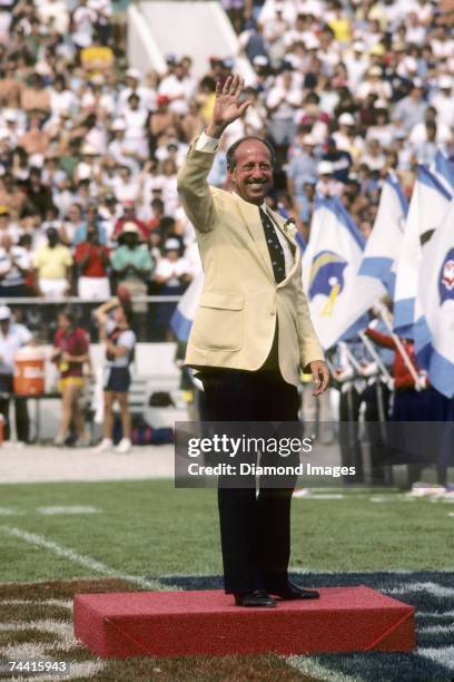 Commissioner Pete Rozelle waves to the crowd after being introduced during the Pro Football Hall of Fame Induction ceremonies on August 3, 1985 at...