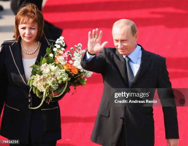 Russian President Wladimir Putin and his wife Ludmila Alexandrowna Putina arrive at the airport on June 6, 2007 in Rostock-Laage, Germany. Putin,...