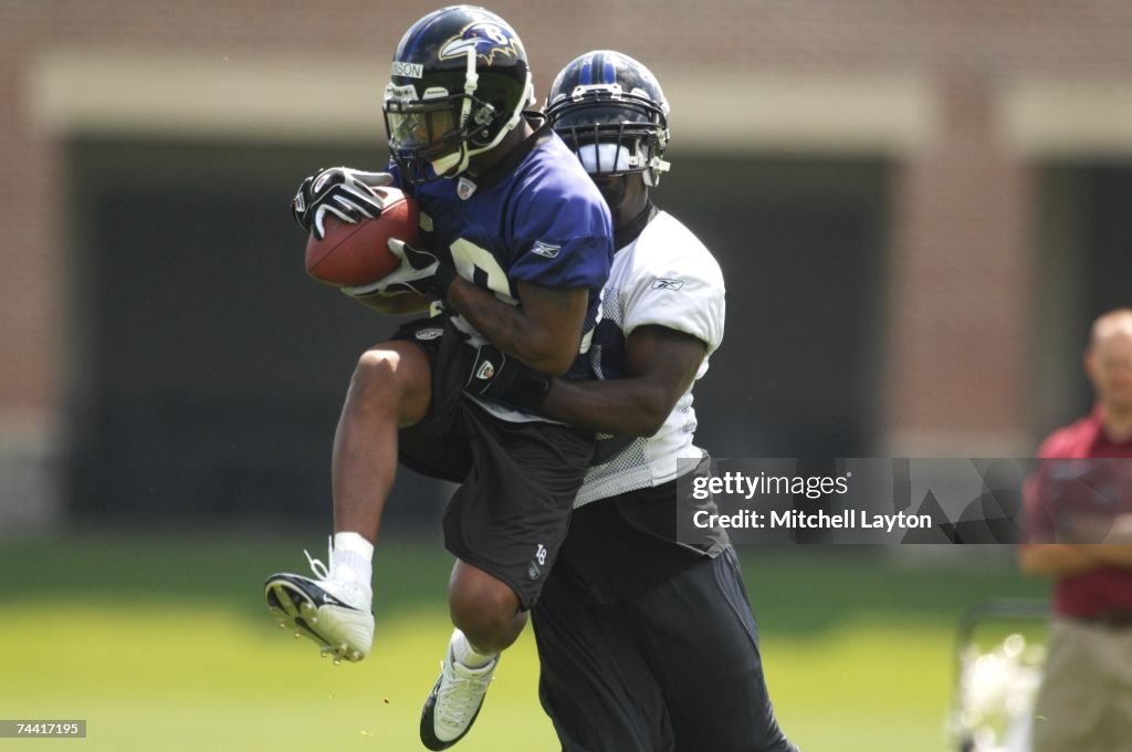 Damien Linson of the Baltimore Ravens catches the ball against Ed