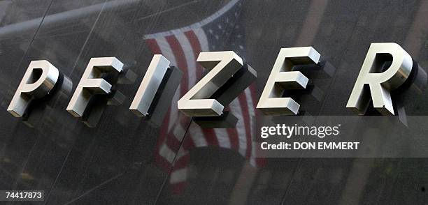 New York, UNITED STATES: A US flag is reflected on the side of the Pfizer building 06 June, 2007 at the Pfizer world headquarters in New York. The...