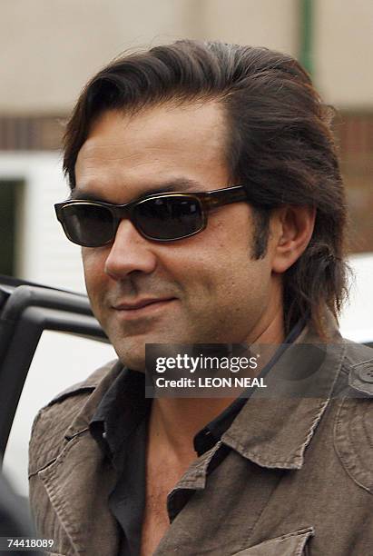 Leeds, UNITED KINGDOM: Indian film star Bobby Deol visits a family in Leeds, 06 June 2007, as part of the promotion of the forthcoming film Apne...