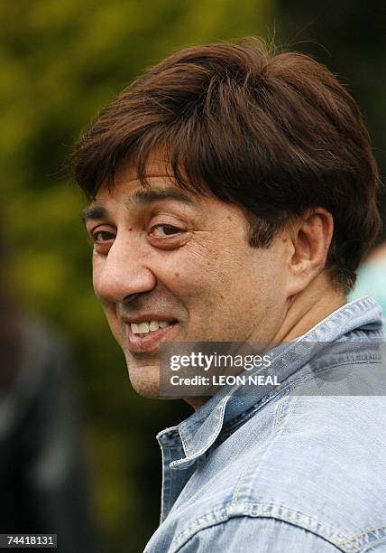 Leeds, UNITED KINGDOM: Indian film star Sunny Deol visits a family in Leeds, 06 June 2007, as part of the promotion of the forthcoming film Apne...