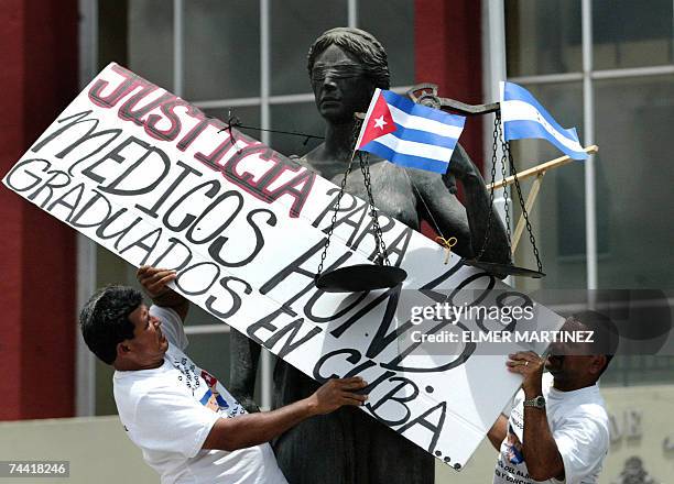 Tegucigalpa, HONDURAS: Familiares de medicos hondurenos graduados en la Escuela Latinoamericana de Medicina de Cuba, cuelgan banderas y pancartas en...