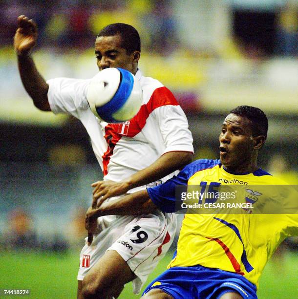 Peru's Damian Ismodes vies with Peru's Oscar Bagui during their international friendly football match, 06 June 2007, at Mini stadium in Barcelona....