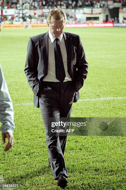 England's coach Steve McLaren leaves the pitch at the end of the first-half of the Euro2008 Group E qualifying football match against Estonia, 06...