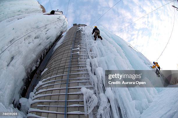ice climbing on farm silos in iowa. - cedar rapids photos et images de collection