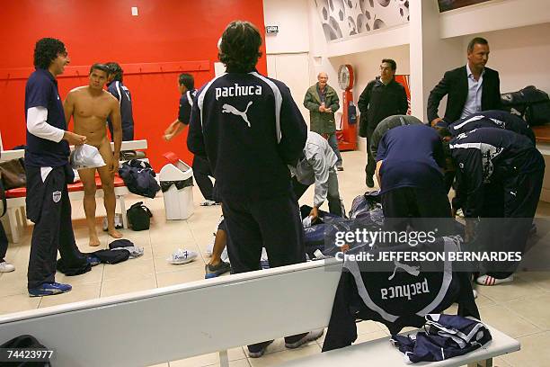 Jugadores del Pachuca de Mexico se preparan en el vestuario del estadio Beira Rio de Porto Alegre para una practica el 06 de junio de 2007, antes de...