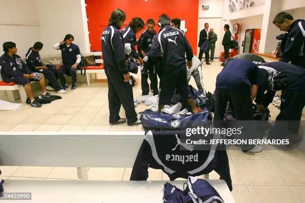 Jugadores del Pachuca de Mexico se preparan en el vestuario del estadio Beira Rio de Porto Alegre para una practica el 06 de junio de 2007, antes de...
