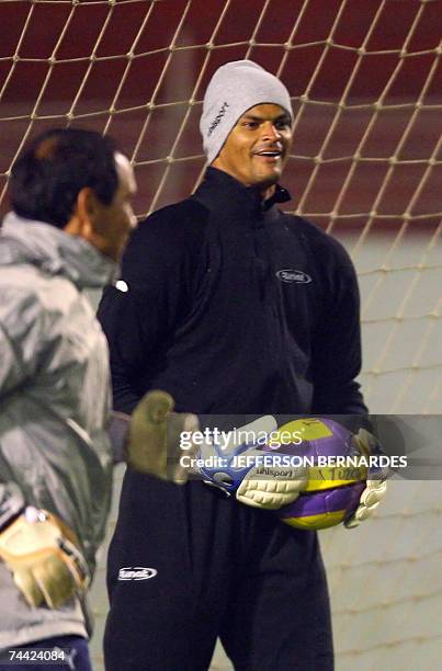 El portero Miguel Angel Calero de Pachuca de Mexico participa de una practica en el terreno de juego del estadio Beira Rio de Porto Alegre el 06 de...