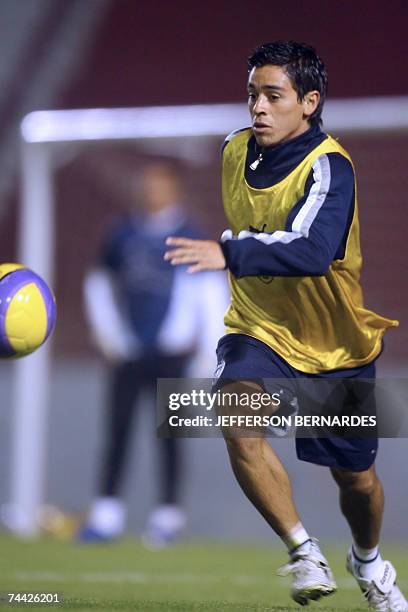 Fausto Manuel Pinto del Pachuca participa de una practica en el terreno de juego del estadio Beira Rio de Porto Alegre el 06 de junio de 2007, en...