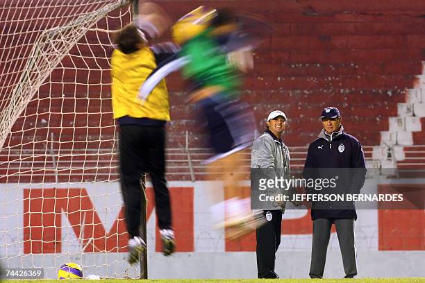 El tecnico de Pachuca de Mexico, Enrique Meza , observa la practica de su equipo en el estadio Beira Rio de Porto Alegre el 06 de junio de 2007, en...