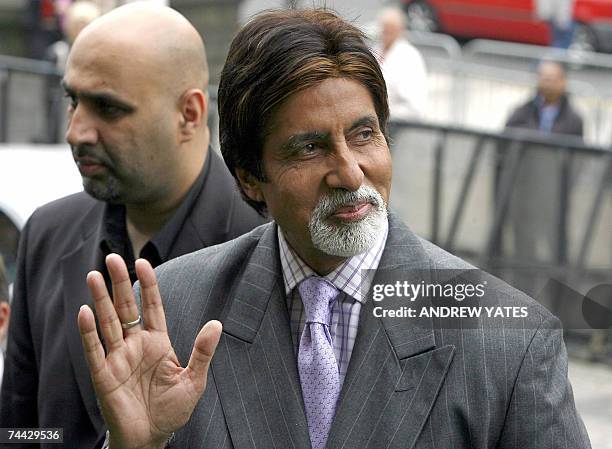 Leeds, UNITED KINGDOM: Bollywood star Amitabh Bachchan arrives at Leeds Town Hall, in Leeds in northern England, 07 June 2007, as he prepares to...