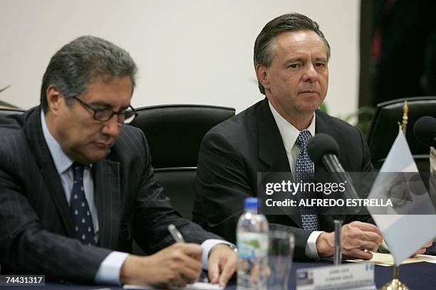 El Procurador General de la Republica de Mexico, Eduardo Medina Mora y el Fiscal General de Guatemala, Juan Luis Florido , durante la conferencia de...