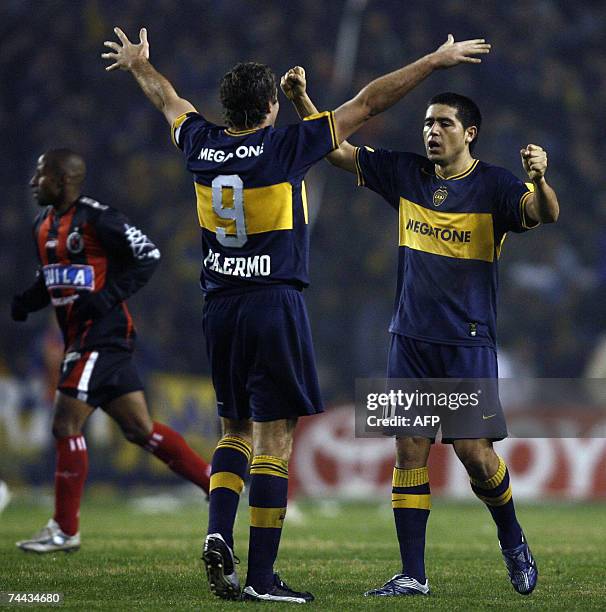 Buenos Aires, ARGENTINA: Martin Palermo and Roman Riquelme of Boca Juniors celebrates at the end of the of the semifinal football match of the Copa...