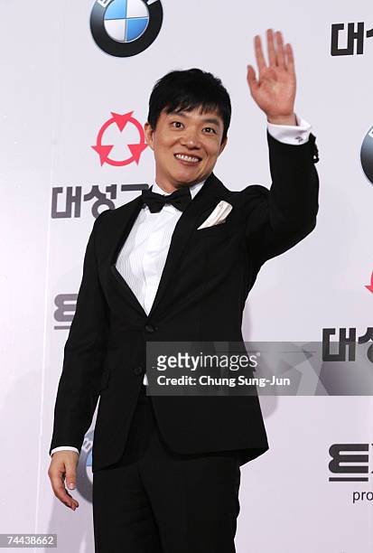 South Korean actor Lee Bum-Soo arrives for the 44th DaeSong Film Awards at the SeJong culture center June 8, 2007 in Seoul, South Korea.