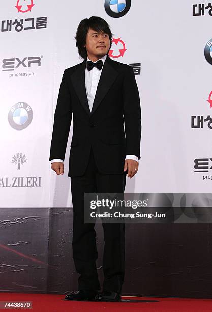 South Korean actor Gam Woo-Sung arrives for the 44th DaeSong Film Awards at the SeJong culture center June 8, 2007 in Seoul, South Korea.