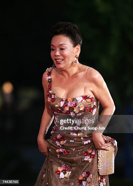 South Korean actress Kim Soo-Mi arrives for the 44th DaeSong Film Awards at the SeJong culture center June 8, 2007 in Seoul, South Korea.