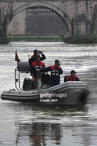 Italian Carabinieri frogmen patrol the Tiber river 08 June 2007 in Rome, ahead of US President George W. Bush's visit. Two demonstrations are planned...