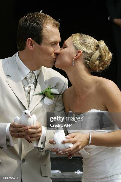 Groningen, NETHERLANDS: Chelsea player and Dutch international Arjen Robben and his wife Bernadien Eillert kiss 09 June 2007 after their wedding...