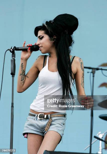 Amy Winehouse performs on stage on the second day of the Isle of Wight Festival 2007 in Newport on June 9, 2007 on the Isle of Wight, England.