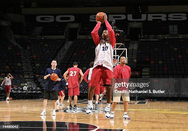 Eric Snow of the Cleveland Cavliers practices on an off day between Games 1 and 2 of the NBA Finals at The AT&T Center on June 9, 2007 in San...