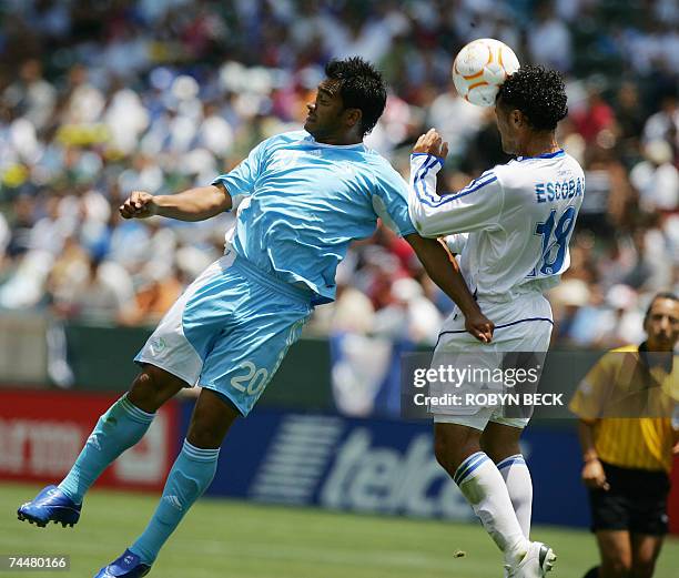 Carson, UNITED STATES: Guatemala's Carlos Ruiz and El Salvador's Alexander Escobar vie for the ball during first round 2007 CONCACAF Gold Cup action...