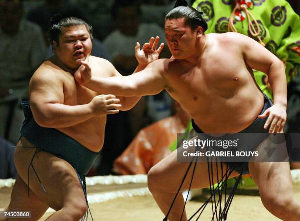 Honolulu, UNITED STATES: Grand champion, or yokozuna, Hakuho of Mongolia defeats Tamakasuga from Japan on the first day of the Grand Sumo Tournament...